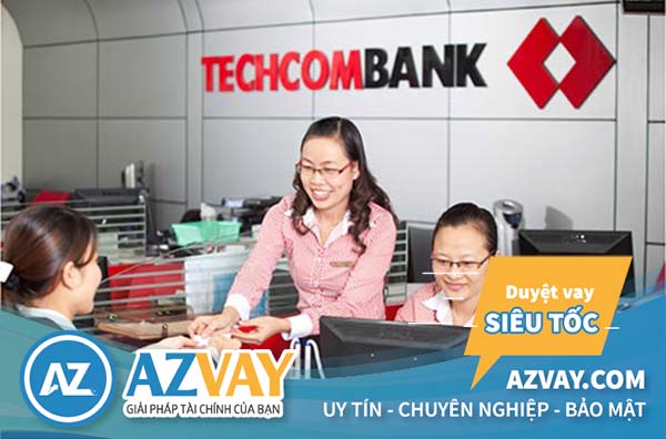 Khách hàng có thể đến quầy giao dịch gần nhất để  đăng ký vay tiền qua thẻ tín dụng Techcombank